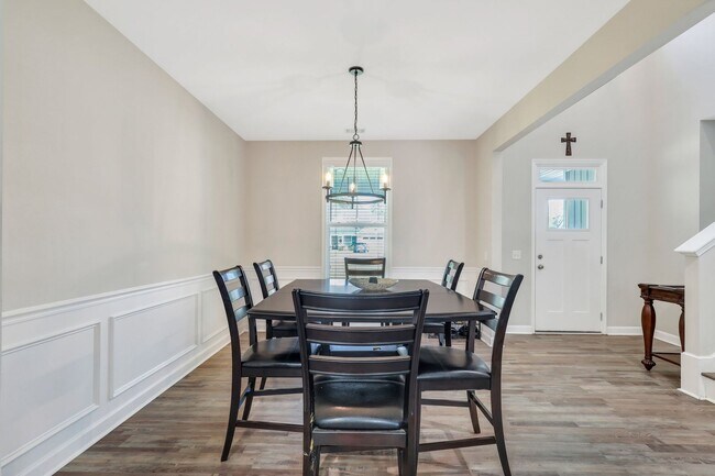 Building Photo - MOVE IN READY (ONE SMALL PET FRIENDLY)