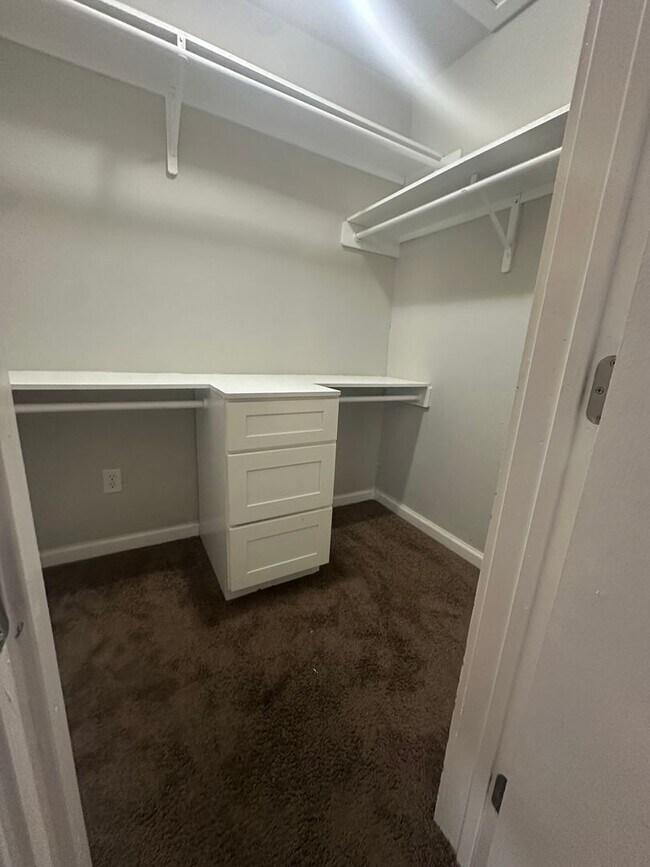 Building Photo - 901 Parmer Ave