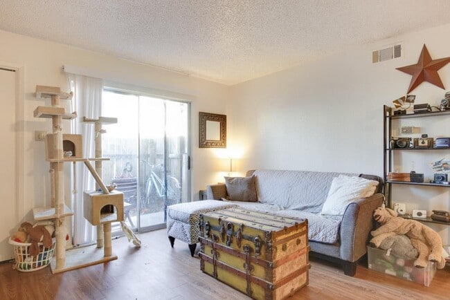 Foto del edificio - 5203 Evans Ave