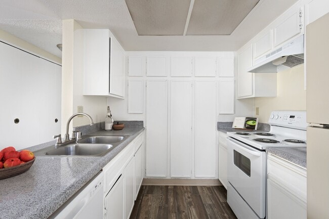 Building Photo - Sommerset