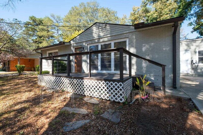 Foto del edificio - 3442 Longleaf Dr