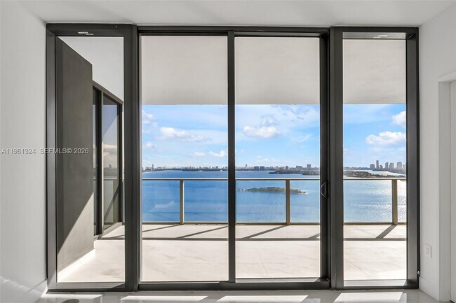 Foto del edificio - 700 NE 24th St