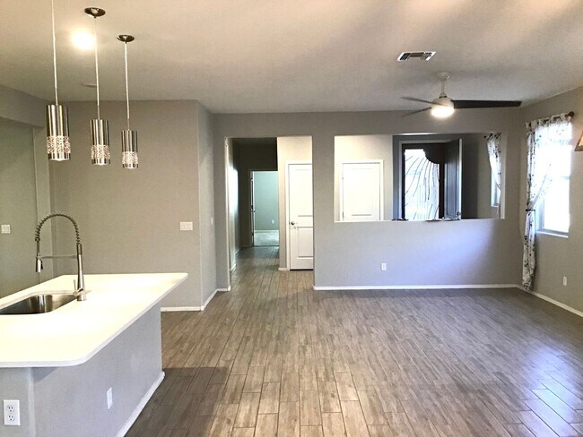 Foto del edificio - Clean, 3 Bdrm + Den, 2 Bath, 1842 sq/ft in...