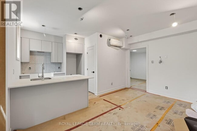 Building Photo - 608 Tweedsmuir Ave