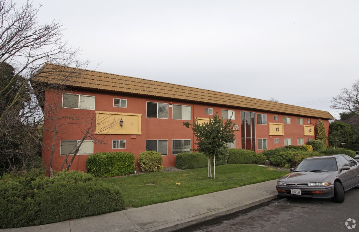 Primary Photo - Caliente Apartments
