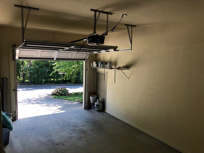 Cochera - 24 Douglas Fir Ave