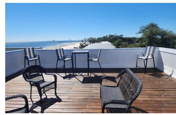 Foto del edificio - 80 E Beach Blvd