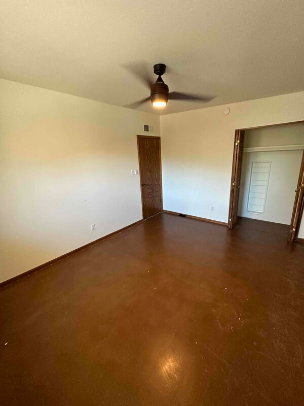 Building Photo - 519 E Alameda Dr