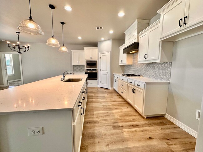 Foto del edificio - Spacious 3-Bedroom Home with Large Pool in...