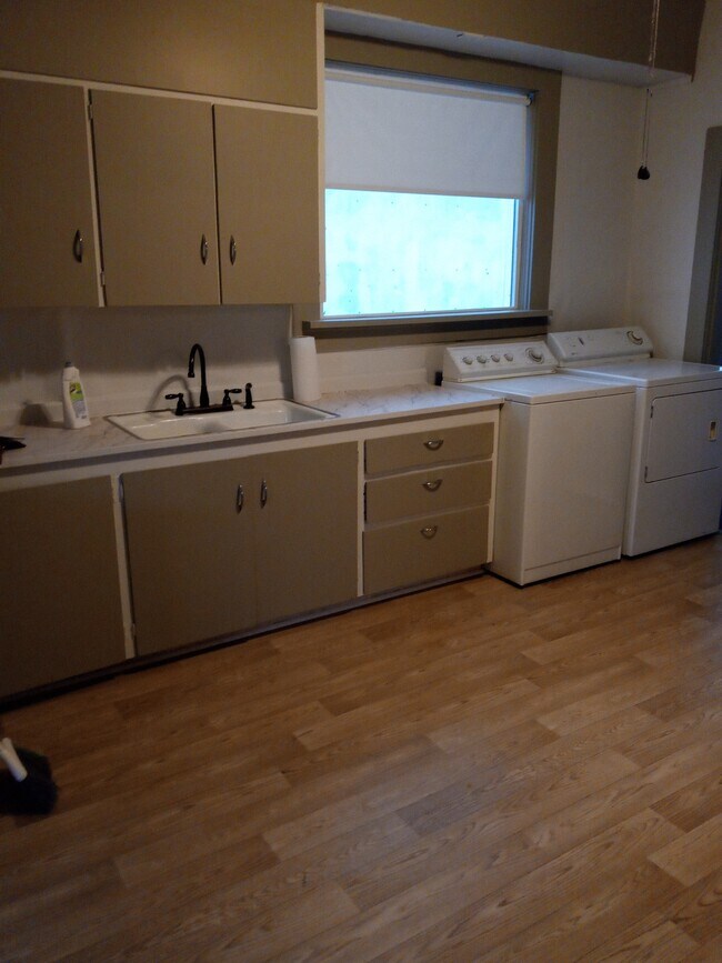 Photo - 1062 Jefferson St W House