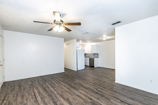 Building Photo - Cute 3 bed 2 bath Duplex