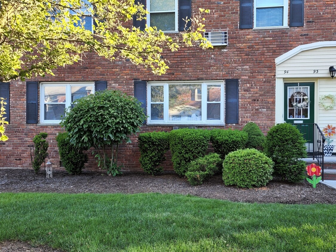 First level condo unit with front facing the courtyard - 87 Roseland Ave