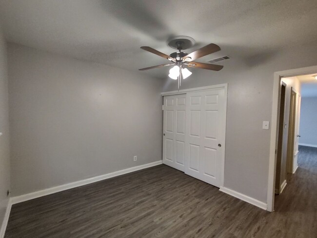 Foto del edificio - Northeast San Antonio 2 Bedroom 1 Bath Duplex