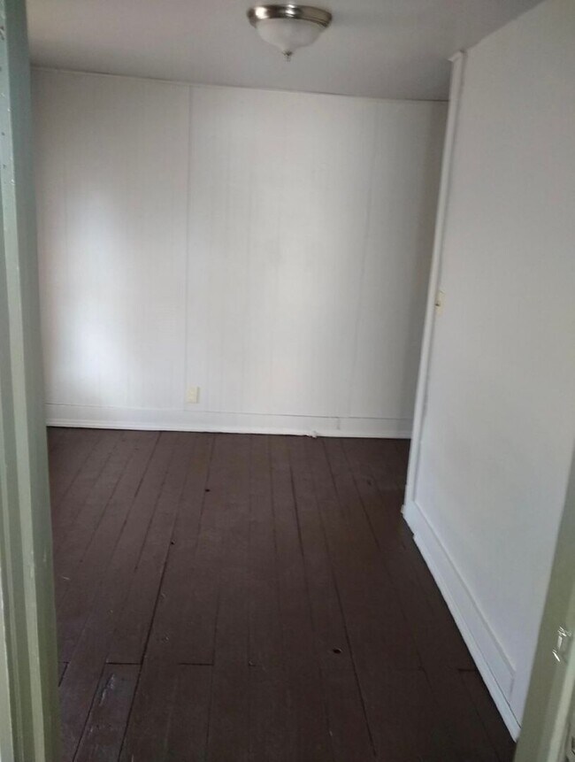 Building Photo - $1095 - 4 bed 1 bath - Single Family Home