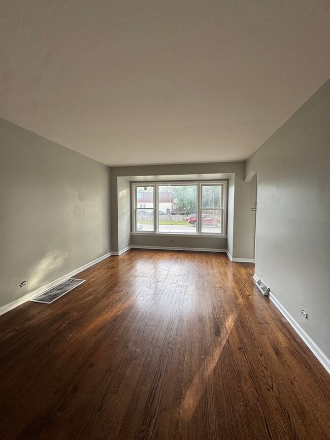 Foto del edificio - 4 Bedroom 2 Bathroom House in Dolton ! A M...