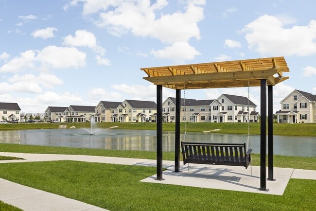 Pasea por el lago o siéntate un rato. - Hickory Cottages