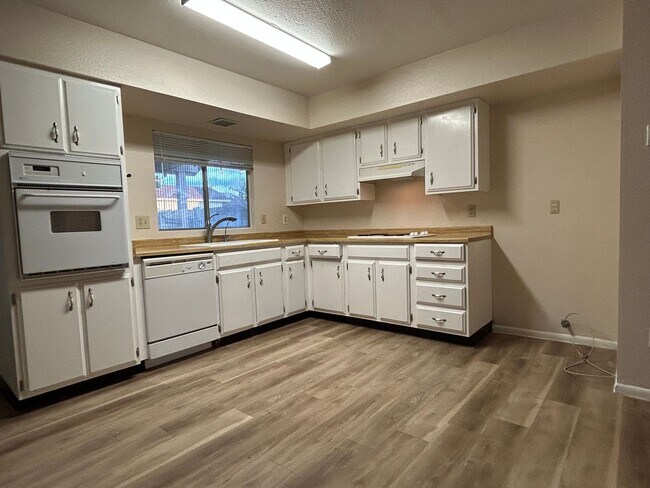 Building Photo - NO HOA- **NEW INTERIOR PAINT AND NEW FLOOR...