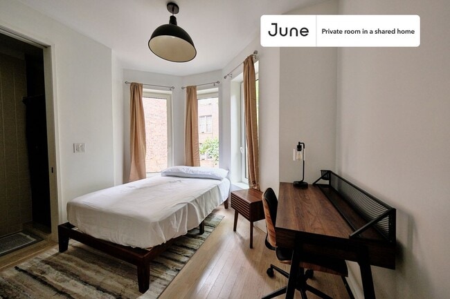 Building Photo - Private bedroom in 4 bed/4 bath Home