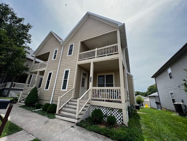 Building Photo - Beautiful 3 Bedroom Townhouse in South Col...