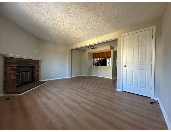 Sala de estar con chimenea - 5811 Rowanberry Dr