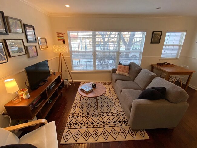 Building Photo - UPDATED 2BD/1BA Condo- PRIME UPTOWN LOCATION! Available 5/5/26!