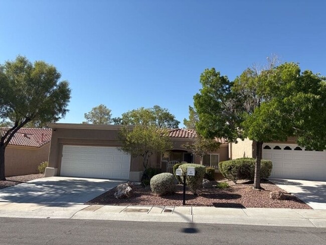 Building Photo - Charming Sun City Summerlin Townhome
