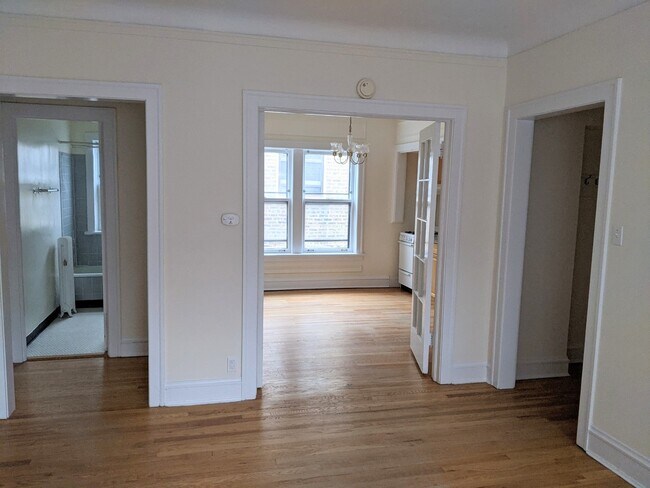 Sala de estar hacia la cocina - 727 Hinman Ave