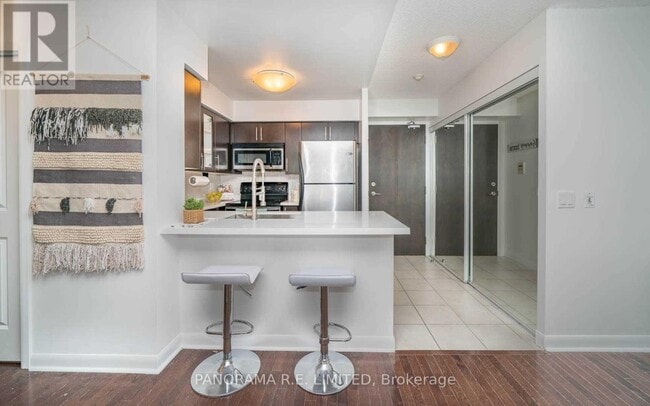 Photo du bâtiment - 225-225 Sherway Gardens Rd