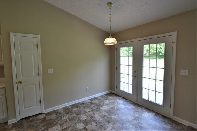 Building Photo - 4920 Vista Ct