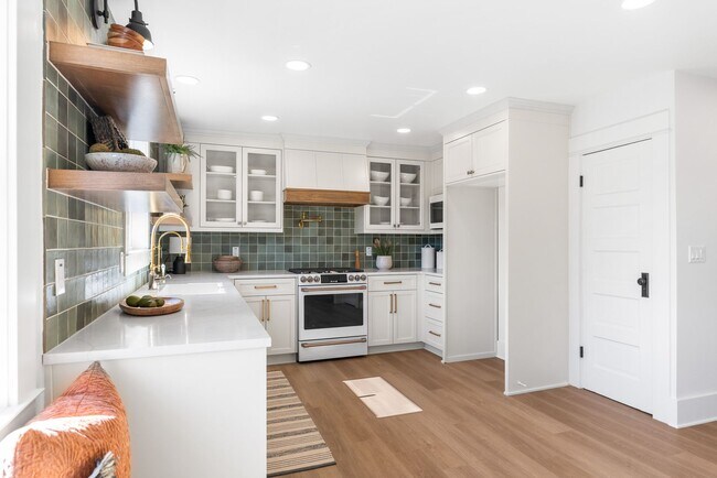 Foto del edificio - Freshly Remodeled Stunner Perched on the H...