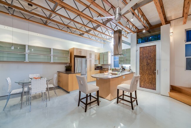 Foto del edificio - 621 San Juan Ave