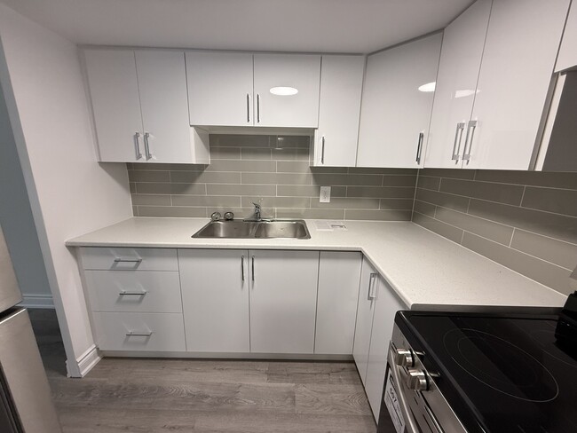 Building Photo - Surrey Place Apartments
