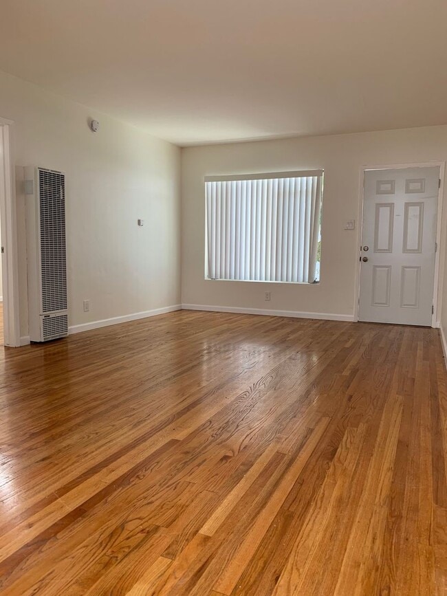 Interior Photo - 1610 Armacost Ave