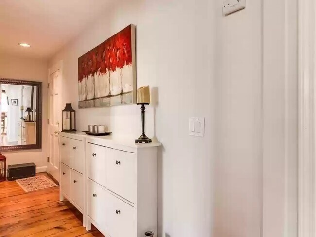 Entrance Hallway - 25 Essex St