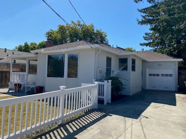 Building Photo - Charming home in great location