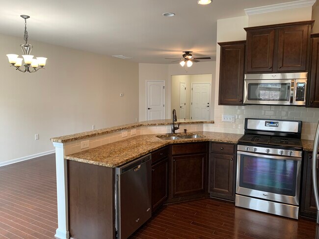 Building Photo - 628 Denhoff Dr