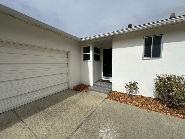 Foto del edificio - 3 Bedroom 2 Bathroom Home with Pool