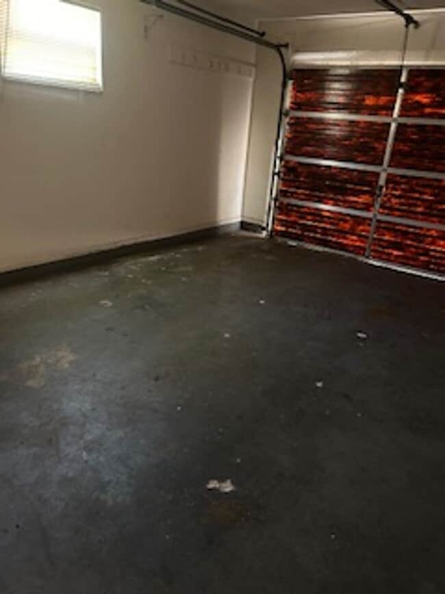 Building Photo - 2 bedroom / 2 bath available now!
