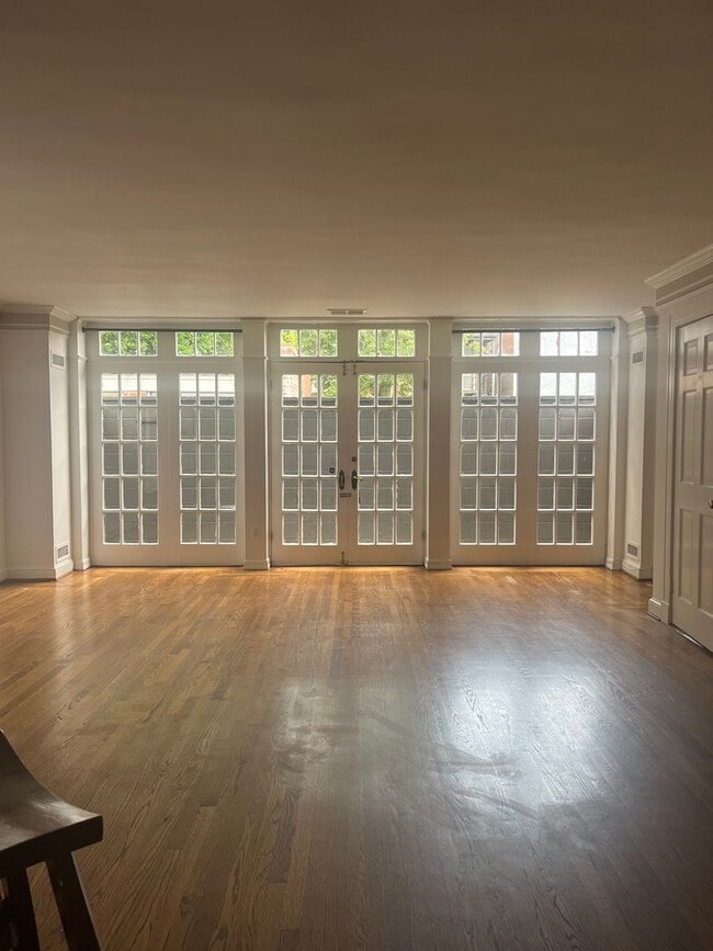 Building Photo - -- AVAILABLE SEPTEMBER 4TH -- 2 BR / 1 BA Beautiful Historic Carriage House on Monument Ave! Avai...