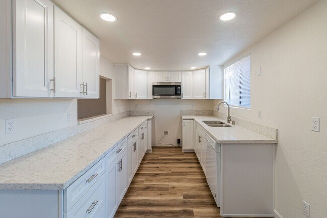 Building Photo - 2 Bedrooms, 1 1/2 bathroom condo in Downto...