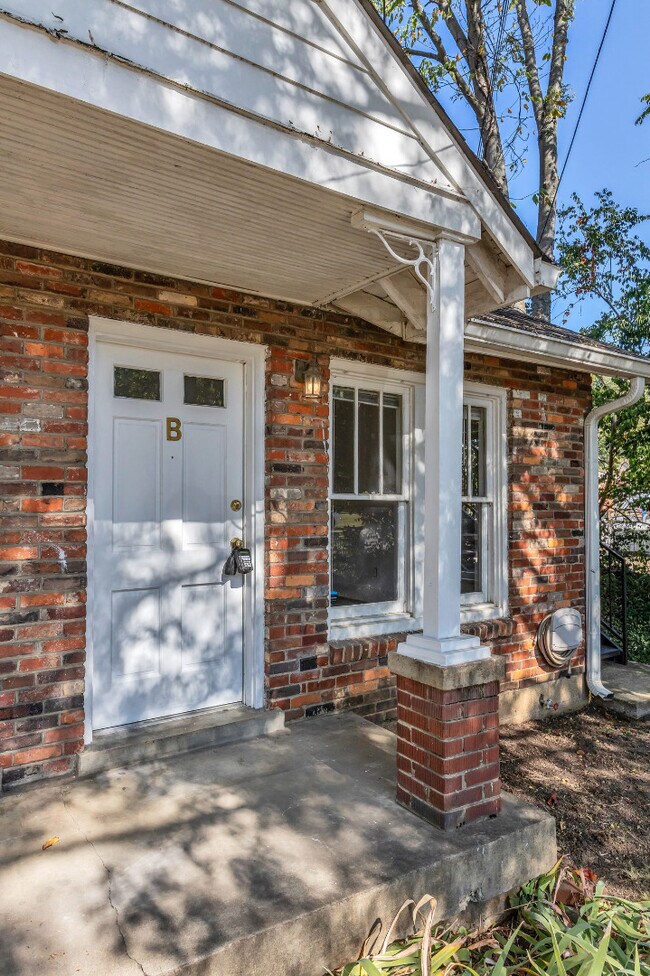 Foto del edificio - Charming Sylvan Park Shotgun Apartment in a Darling Triplex!