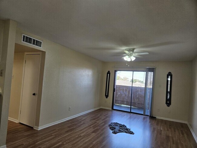 Foto del edificio - 8433 Hearth Dr