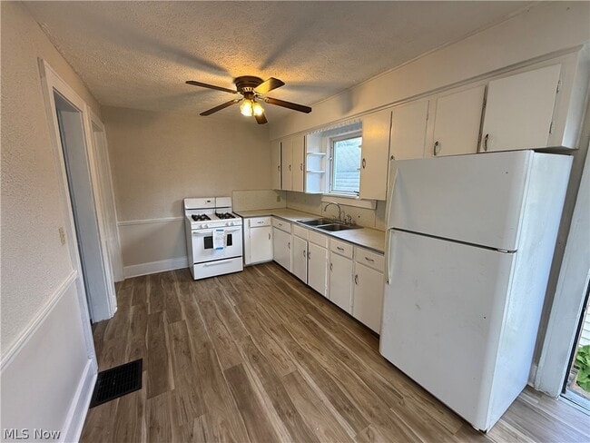 Building Photo - 301-303 Roslyn Ave NW