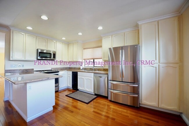 Building Photo - Centrally Located Townhome with Beautiful ...