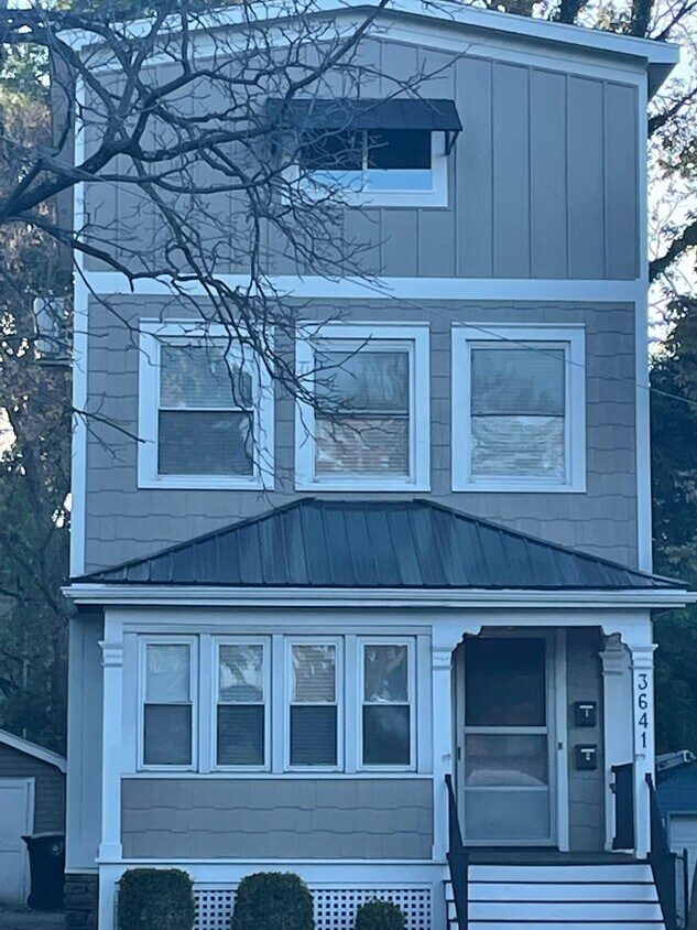 Front Of House - 3641 Edwards Rd