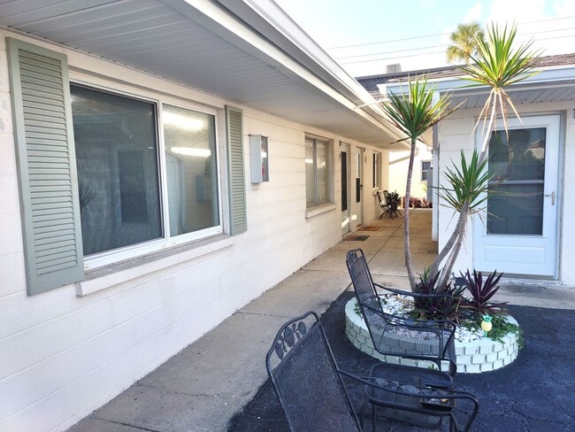 Building Photo - Annual Unfurnished Venice Island Condo – B...