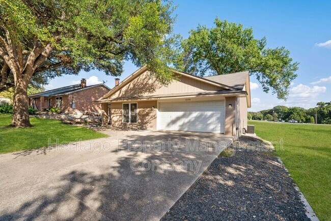 Foto del edificio - 1174 Mooncrest Dr