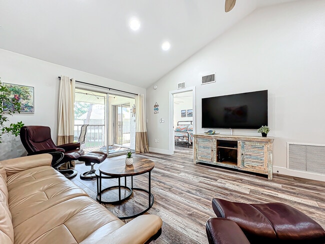 Building Photo - 1407 Pine Lake Dr