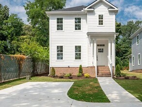 Building Photo - 711 N Main St