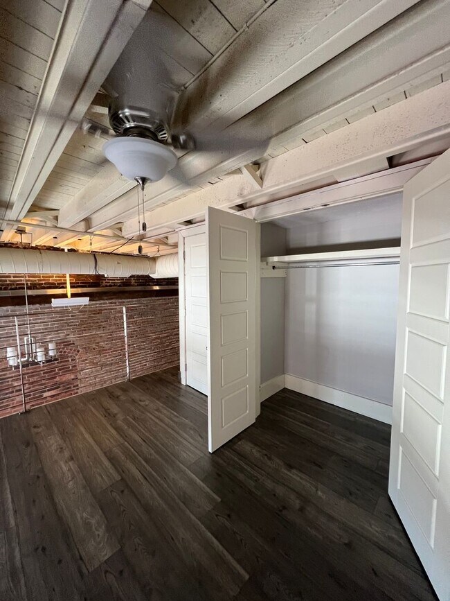 Building Photo - Beautifully Renovated 1 bedroom 1 bath Lof...